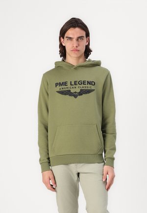 Olivengrøn hoodie lavet af blødt stof, med en front kangaroo-lomme og sort trykt logo med vinger og tekst på brystet.