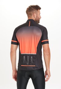 Achteraanzicht van een fietsjersey met korte mouwen in een verloop van zwart naar oranje, met reflecterende accenten en een achterzak voor opslag.