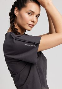 rethinkit studios RAW EDGES CAEN - T-shirt basic
