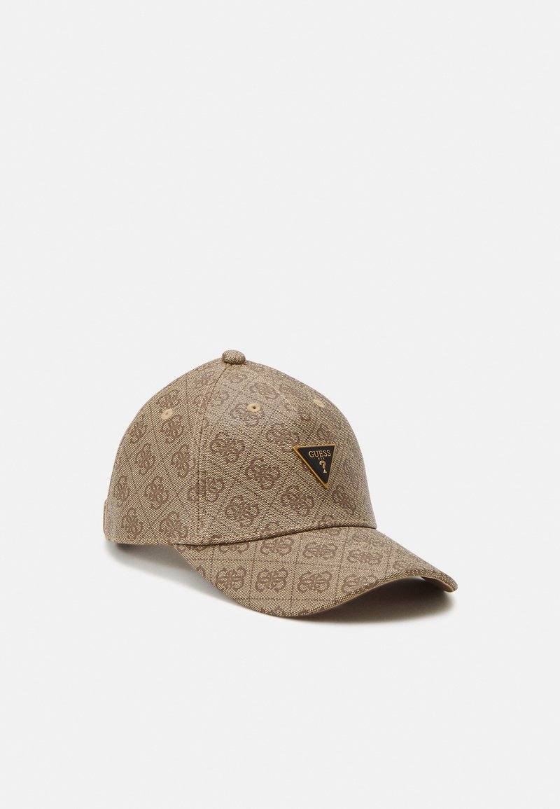 Casquette de baseball beige en tissu à motifs avec un logo répété et un petit badge triangulaire logo Guess sur le panneau avant.