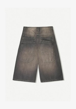 Dunkelgraue Denim-Shorts mit einem verblassten Finish, ausgestattet mit zwei Gesäßtaschen und geraden, weiten Beinen. Keine sichtbaren Beschläge oder Verzierungen.