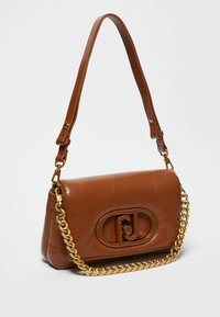 Sac à main en cuir marron avec une surface texturée, bandoulière en chaîne dorée et accent de logo en relief à l'avant. Forme compacte et rectangulaire.