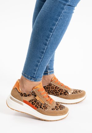 Baskets avec un motif léopard, en suède beige et accents oranges, dotées de lacets et d'une semelle blanche épaisse. Tige texturée avec détail de fermeture éclair.