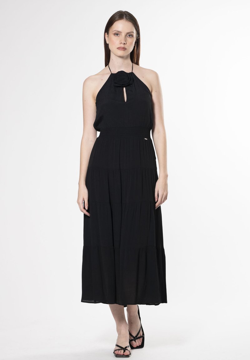 Schwarzes Halterneck-Kleid mit einem Schlüssel-ausschnitt, strukturiertem Stoff und gestuftem Rock. Hat eine florale Akzentuierung am Ausschnitt. Bodentiefe Design.