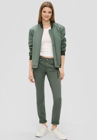 QS Jeans Slim Fit - tannengrün