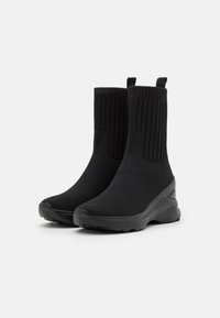 Tata Italia Kotníkové boty na klínu - black