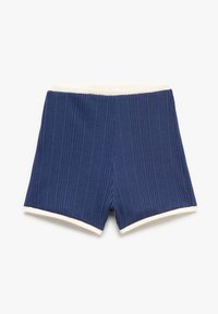 Shorts a coste di colore blu navy con una morbida cintura e orlo di colore crema elasticizzati. Il tessuto presenta sottili linee verticali per texture.