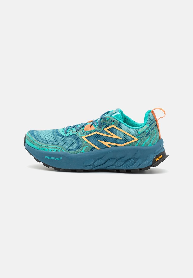 Chaussure de course teal avec tige en maille, accents orange et semelle extérieure en caoutchouc noir. Présente une semelle intermédiaire rembourrée avec un design texturé et un logo.