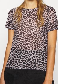 Top de leopardo rosa semi-transparente con mangas cortas y un cuello redondo, con una textura suave y una silueta suelta.