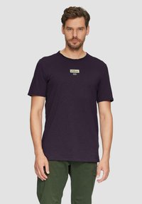 Dunkellila, kurzärmliges T-Shirt aus weichem Material mit einem kleinen, rechteckigen s.Oliver-Logoetikett auf der Brust.