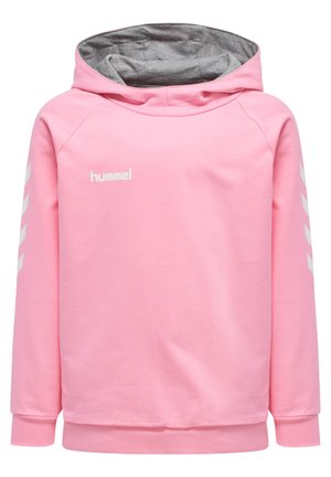 Roze hoodie van zacht materiaal, met een grijze voering, en witte logo- en chevronontwerpen op de mouwen.