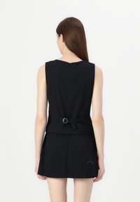 Hollister Co. EMEA LONGER LENGTH VEST - Brezrokavnik - casual black