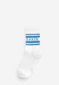 Witte katoenen sok met blauwe strepen en de tekst "BAKER". Geribbelde textuur aan de bovenkant. Effen witte romp. Standaard crewlengte.
