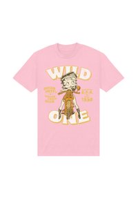 T-shirt rose clair avec un graphisme d'un personnage sur une moto, avec "WILD ONE" et "BIKER BETTY MOTORCYCLE CLUB" en texte jaune et marron.