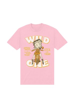 Lyserød T-shirt med et grafisk motiv af en karakter på en motorcykel, med "WILD ONE" og "BIKER BETTY MOTORCYCLE CLUB" i gule og brune bogstaver.