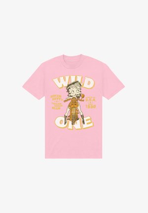 Světle růžové tričko s grafikou postavy na motorce, s nápisem "WILD ONE" a "BIKER BETTY MOTORCYCLE CLUB" v žlutém a hnědém písmu.