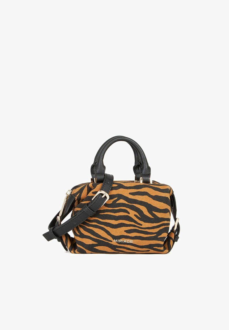Taske med dyreprint i orange og sorte tigerrander, der har en struktureret form, sorte læderhåndtag og en aftagelig skulderrem.