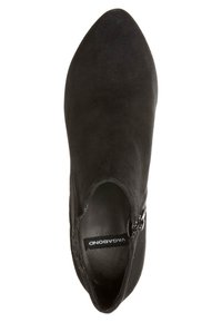 Bottine en daim noir avec un bout pointu, fermeture éclair sur le côté et un design découpé. Doublure intérieure lisse et détails de quincaillerie minimalistes.