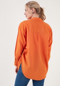 LELA Nööpidega pluus - orange