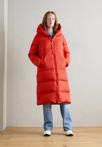 Marc O'Polo PUFFER COAT WITH HOOD SIDE SLITS WITH ZIPPER WELT POCKETS BACKPACK BELTS - Sulemantel - poppy red