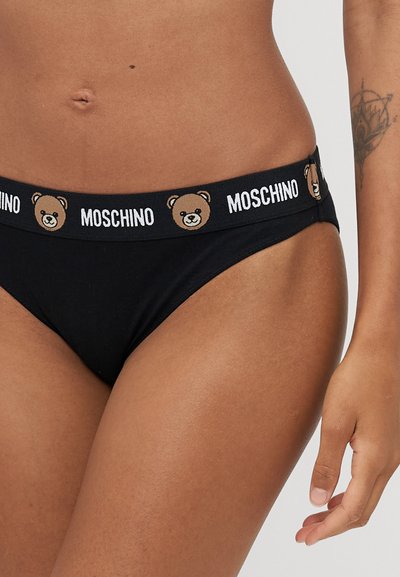 Fekete pamut bikini alsó, medvékkel díszített derékkal. A derékpánton fehér "Moschino" felirat található, sima felülettel.