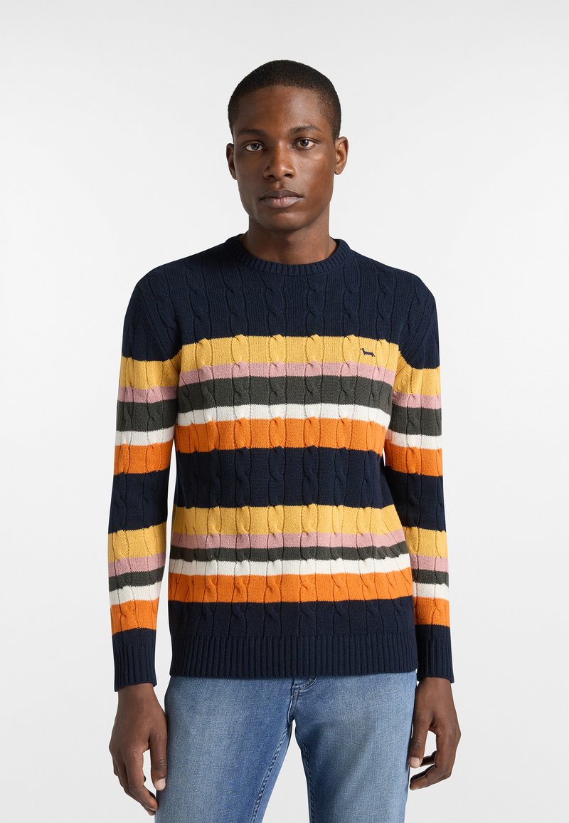 Maglione in maglia a treccia di colore blu navy con strisce orizzontali in giallo, arancione, rosa, grigio e bianco. Collo a giro e polsini a coste.