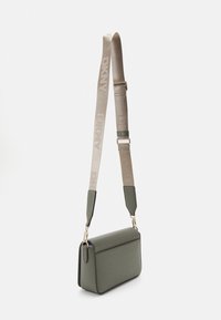 DKNY BRYANT AVE FLAP - Borsa a tracolla - olive