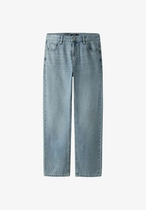 Svetlo modre kavbojke z ravnimi hlačnicami, sprednjimi žepi, zankami za pas, zapenjanjem na gumb in nežnimi bledenjami na stegnih in kolenih.