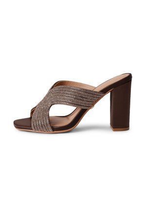 Mule marron à bout ouvert avec talon bloc haut et lanières croisées scintillantes sur fond blanc.