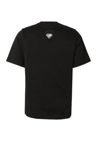 Czarny T-shirt z krótkim rękawem pokazujący tył z małym, diamentowym logo w pobliżu dekoltu z napisem "NEVER DIE EASY" oraz "PREMIUM."