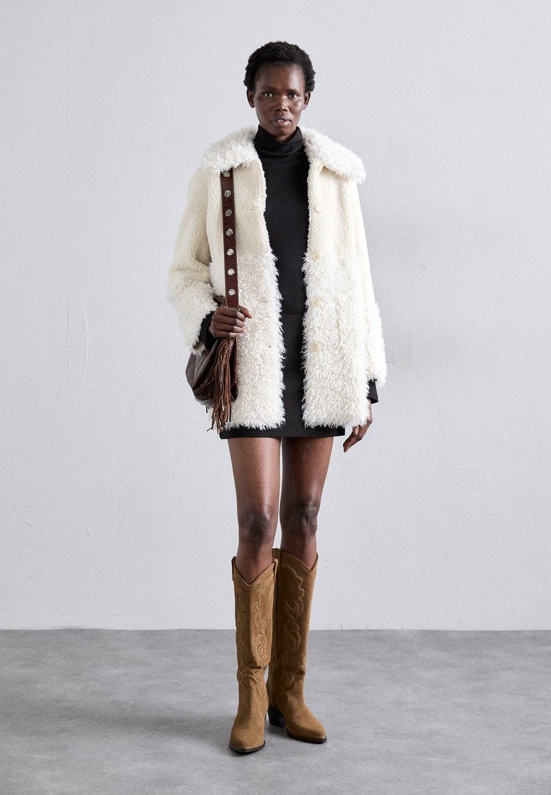 Cappotto Stivali Beige Outfit Maje GIPETTA Cappotto Invernale Ecru