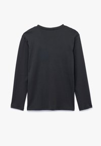 Musta pitkähiha-paita, valmistettu sileästä kankaasta; siinä on pyöreä kaula-aukko ja suora leikkaus ilman näkyviä koristuksia tai kuvioita.