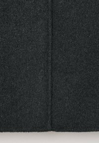 Tejido de lana gris oscuro, con una superficie texturizada y un aspecto suave, presenta un pliegue o costura que corre verticalmente por el centro.