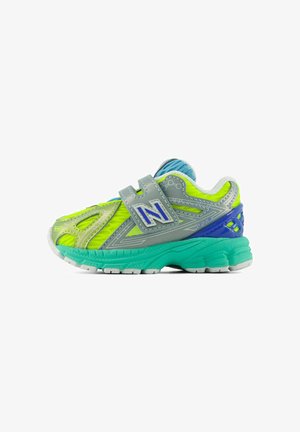Kinder-Sportschuh in Neon-Gelb und Grau mit türkisfarbener Sohle, blauer Fersendetail und Klettverschluss mit blauem "N"-Logo.
