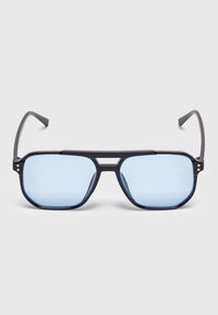 Aviator-Sonnenbrille mit schwarzem Rahmen, hellblau getönten rechteckigen Gläsern und doppelter Brücke vor weißem Hintergrund.