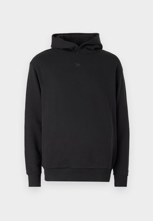 Sudadera negra de mezcla de algodón; cuenta con un bolsillo tipo canguro, puños acanalados y un pequeño logo en el pecho. Textura suave, diseño informal.