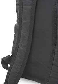 Tirante de mochila acolchada negra con bordes reforzados y nombre de marca sutilmente embosado "Skechers" en el tirante.