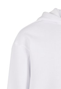 Hoodie bianco con colletto curvo, texture liscia e cuciture delle spalle abbassate. Il tessuto appare morbido con una leggera lucentezza.