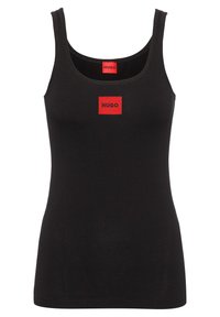 Top manica corta nero in cotone con design aderente. Presenta un'etichetta logo rettangolare rossa sul davanti e un colletto a girocollo.