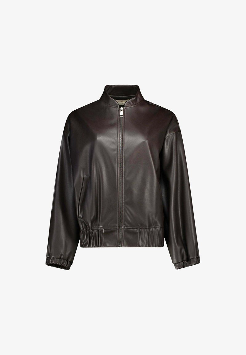 Giacca in finta pelle marrone scuro con chiusura frontale a zip, polsini e vita elasticizzati, colletto alto e tasche laterali.