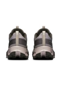 Chaussures de sport pour hommes en gris foncé et vert olive, dotées d'une tige en maille texturée, d'une semelle rembourrée et de crampons prononcés pour une meilleure traction.