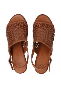 Braune Leder-Sandalen mit einem geflochtenen Design, offener Zehenpartie und Knöchelriemen. Glatte Textur mit leichtem Glanz; verfügt über eine gebrandete Innensohle.