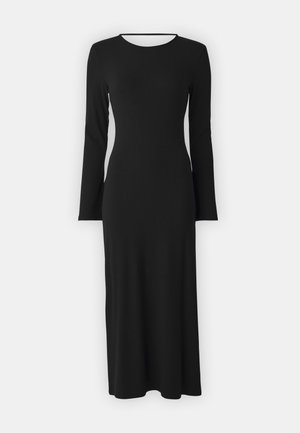 Robe noire à manches longues côtelées avec un col rond, silhouette ajustée et coupe longue, présentant une texture lisse et un design minimal.
