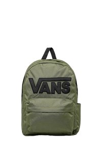 Zaino verde realizzato in tessuto resistente, con un grande logo nero Vans, una tasca frontale e una maniglia superiore per il trasporto.