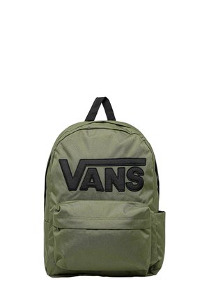 Zaino verde realizzato in tessuto resistente, con un grande logo nero Vans, una tasca frontale e una maniglia superiore per il trasporto.