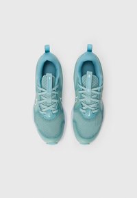 Scarpe da ginnastica azzurro chiaro con materiale in rete, suola in gomma e lacci bianchi con dettagli del logo sui lati e sul tallone.