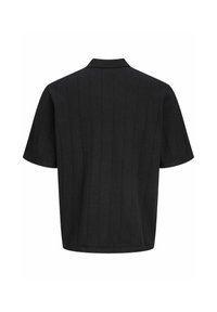 Polo en maille noire à manches courtes avec un subtil motif côtelé vertical et un col classique, vu de dos.