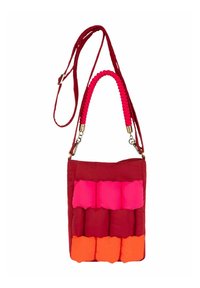 Rode crossbody tas met een gevlochten roze schouderband, voorzien van gequiltte secties in roze en oranje tinten, afgewerkt met gouden hardware accenten.