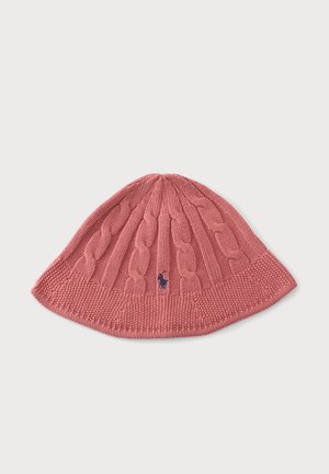 Rosa strikket hue med kabelstrikmønster og lille broderet marineblåt logo på frontens midte.