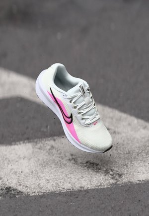 DOWNSHIFTER 13 - Chaussures de running sur route - white/pink spell/black